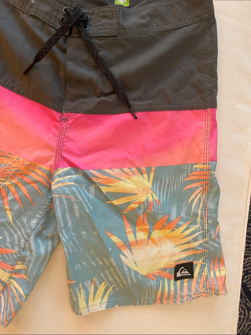 Quiksilver Size 28/14 Tropical Swim Trunks in Black, Pink & Teal
